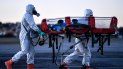 Miembros de la Brigada Militar de Bomberos de Minas Gerais (CBMMG) que usan equipo de protección, demuestran el uso de una camilla de aislamiento o camilla de burbujas, para transportar pacientes infectados con coronavirus (COVID-19), en el aeropuerto de Pampulha, en Belo Horizonte, estado de Minas Gerais, Brasil, el 22 de julio de 2020. El equipo, que puede utilizarse para transportar pacientes en aviones y ambulancias, filtra el aire que exhala el paciente además de aislarlo. Miembros de la Brigada Militar de Bomberos de Minas Gerais (CBMMG) que usan equipo de protección, demuestran el uso de una camilla de aislamiento o camilla de burbujas, para transportar pacientes infectados con coronavirus (COVID-19), en el aeropuerto de Pampulha, en Belo Horizonte, estado de Minas Gerais, Brasil, el 22 de julio de 2020. El equipo, que puede utilizarse para transportar pacientes en aviones y ambulancias, filtra el aire que exhala el paciente además de aislarlo.