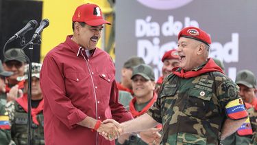 El dictador Nicolás Maduro saluda a su “aliado” Diosdado Cabello.