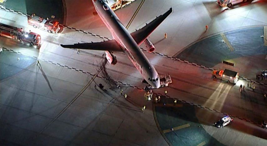 Un avión de American Airlines es examinado el sábado 11 de febrero de 2023 tras chocar la víspera con un autobús de enlace, en el aeropuerto internacional de Los Ángeles.&nbsp;