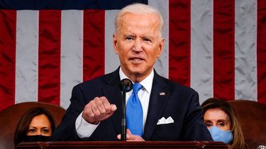 El presidente Joe Biden habla en el Capitolio en Washington. Detrás la líder de la Cámara Baja, Nancy Pelosi, (der.) y la vicepresidenta Kamala Harris.
