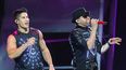 Consideraron que el spanglish es un buen instrumento para que el público latino de Estados Unidos se sienta más en confort con su música. 