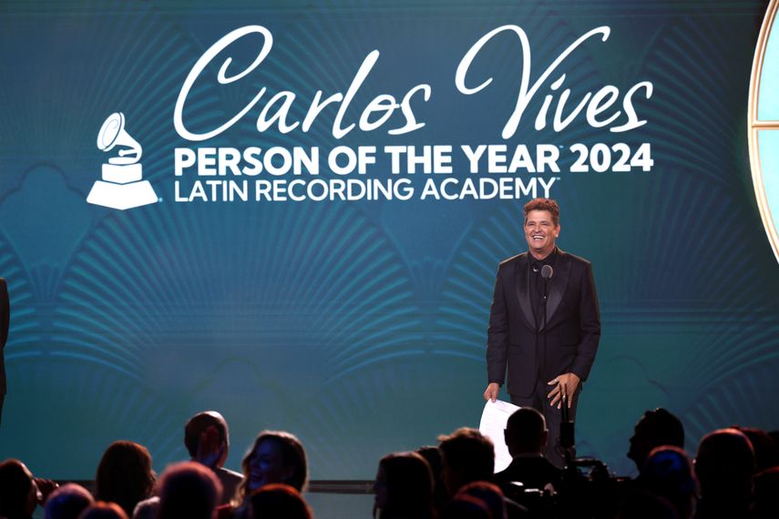 El homenajeado Carlos Vives habla en el escenario durante la ceremonia de la Persona del Año de la Academia Latina de la Grabación 2024 en el Centro de Convenciones de Miami Beach el 13 de noviembre de 2024 en Miami, Florida.