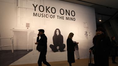 Los visitantes pasan junto a un cartel durante una sesión fotográfica para promocionar la exposición Yoko Ono: Music of the Mind en la Tate Modern de Londres el 13 de febrero de 2024.