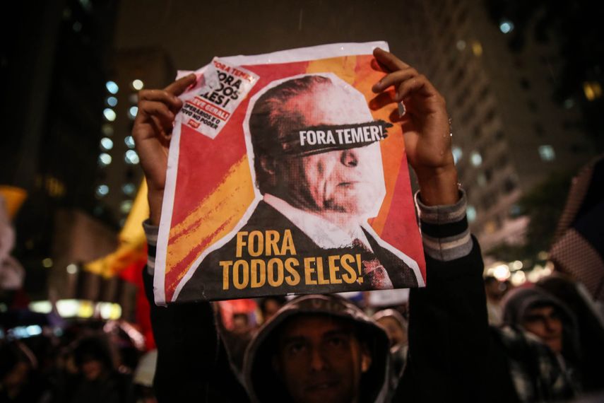 Manifestantes protestan contra el presidente de Brasil, Michel Temer. 
