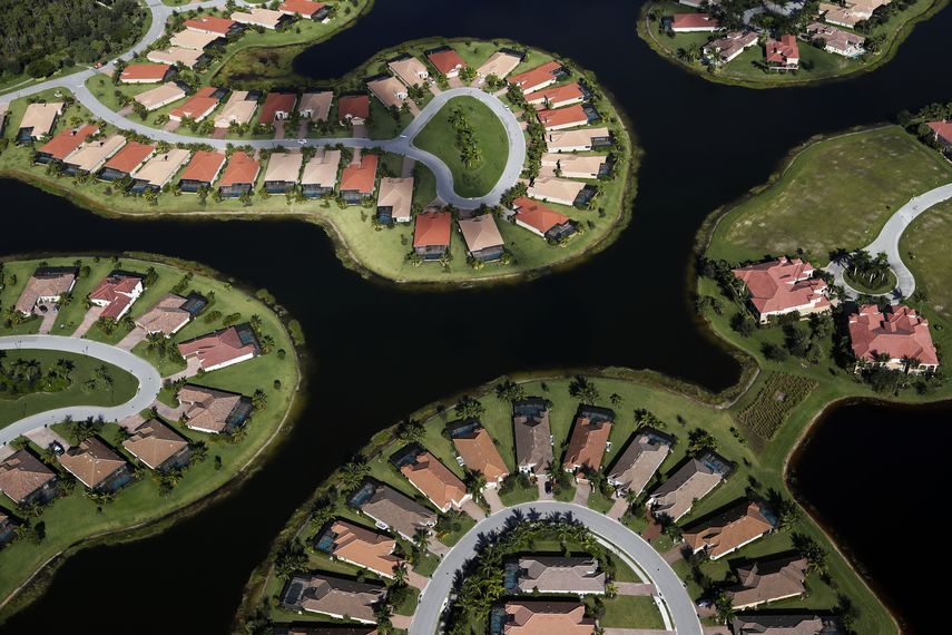 Vista aérea de una urbanización en los humedales de Everglades, cerca de Naples, Florida.&nbsp;