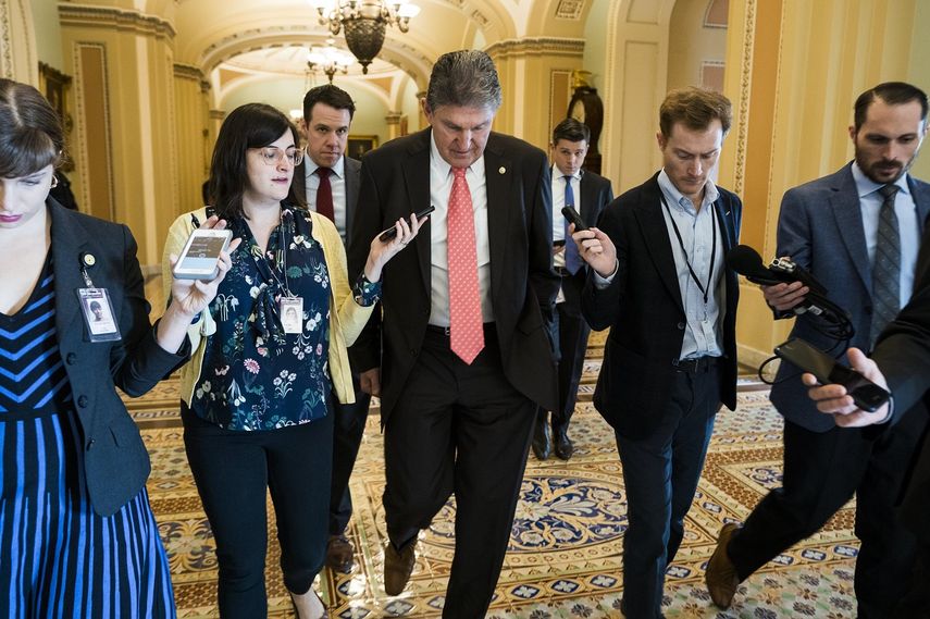 El senador demócrata de West Virginia, Joe Manchin (c), habla con periodistas en el Capitolio, en Washington DC.&nbsp;