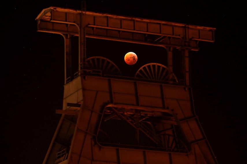 Vista de la súper&nbsp;luna&nbsp;de&nbsp;sangre&nbsp;vista desde Herten en Alemania en la madrugada de este lunes.&nbsp;