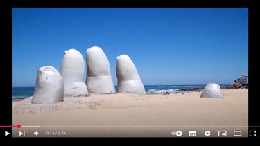 Escultura La mano de Punta del Este, en Uruguay.
