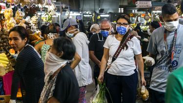 &nbsp; &nbsp; Venezolanos visitan un mercado mientras usan mascarillas protectoras para evitar la propagaci&oacute;n del nuevo coronavirus, en Caracas, el 15 de marzo de 2020.