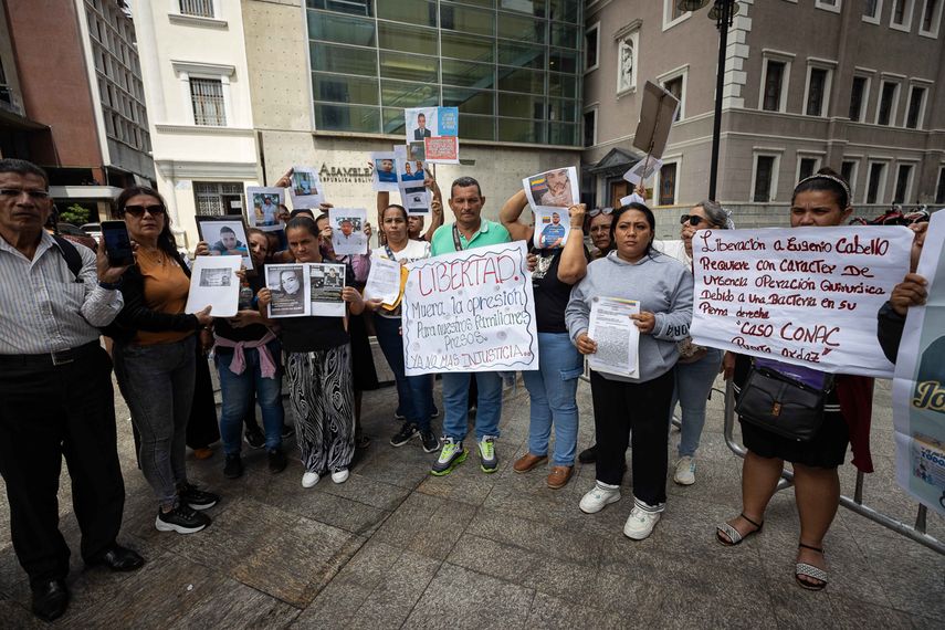 Familiares de presos políticos y la ONG Surgentes en el Parlamento&nbsp; (EFE)