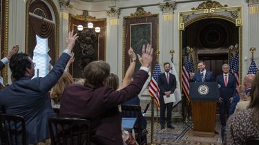 El vicepresidente de EEUU, JD Vance, durante una conferencia de prensa en la Sala del Tratado Indio del Edificio de Oficinas Ejecutivas Eisenhower, en la Casa Blanca, en Washington D. C., el 13 de mayo de 2026.&nbsp;