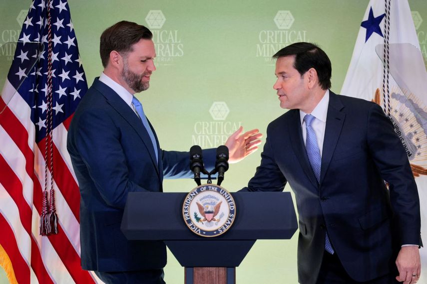 El vicepresidente de Estados Unidos, JD Vance, se da la mano con el secretario de Estado, Marco Rubio, durante la reunión inaugural de Ministros de Minerales Críticos en el Departamento de Estado en Washington, DC, el 4 de febrero de 2026.