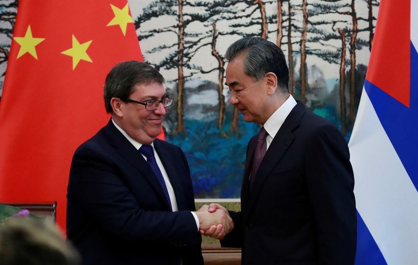 El ministro chino de Exteriores, Wang Yi (der.), y su homólogo cubano, Bruno Rodríguez, durante una reunión en Pekín el 29 de mayo de 2019.