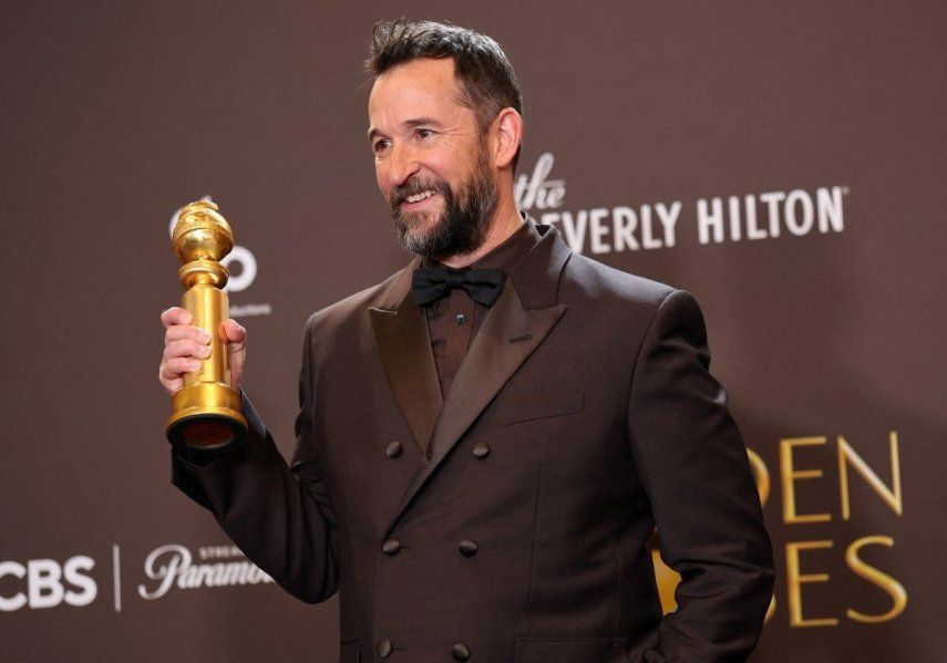 El actor Noah Wyle posa con el Globo de Oro que obtuvo por su personaje en la serie dramática The Pitt. &nbsp;