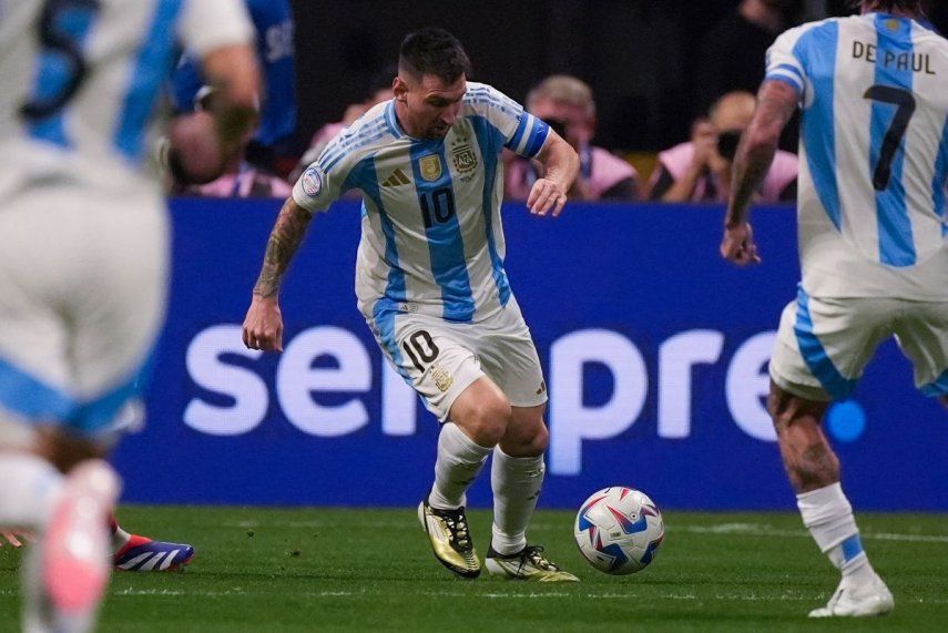 El delantero argentino Lionel Messi (10) avanza con el balón en el partido contra Canadá por el Grupo A de la Copa América, el jueves 20 de junio de 2024.&nbsp;