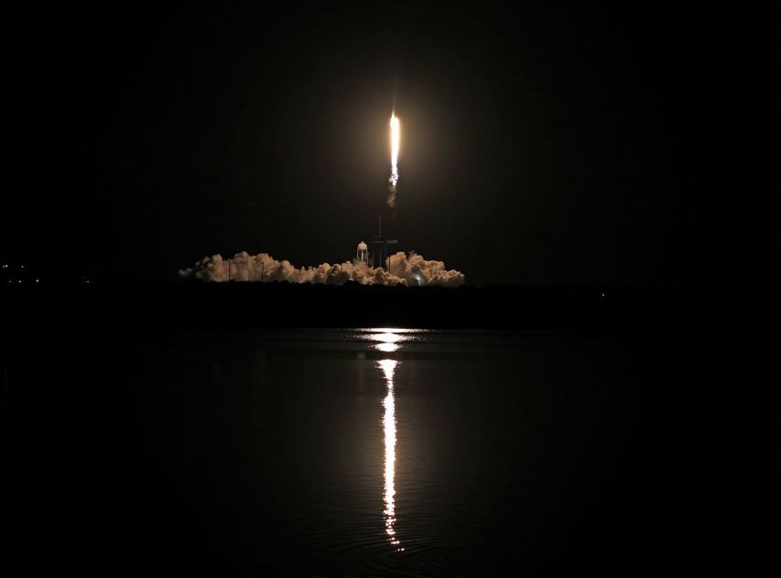Un cohete SpaceX Falcon 9 despega del complejo de lanzamiento 39A en el Centro Espacial Kennedy en Florida la noche del 15 de noviembre de 2020.&nbsp;