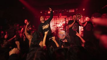 Abraham Muñeko Torres, vocalista de la banda mexicana de ska Nana Pancha, se presenta durante uno de los últimos fines de semana activos en el emblemático centro contracultural Multiforo Alicia en la Ciudad de México el 10 de febrero de 2023.