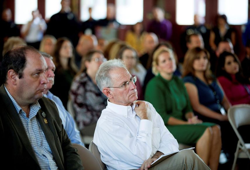 Esta fotograf&iacute;a tomada el 14 de octubre de 2019 muestra al alcalde de la ciudad de Tucson, Jonathan Rothschild (centro) durante una ceremonia en Tucson, Arizona.&nbsp;