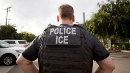  Un agente del Servicio de Control de Inmigración y Aduanas de Estados Unidos participa en un operativo en Escondido, California.