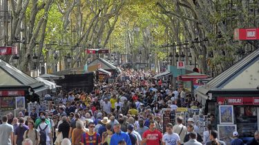 Fotografía del 4 de octubre de 2010 de personas caminando en las Ramblas de Barcelona, España.&nbsp;