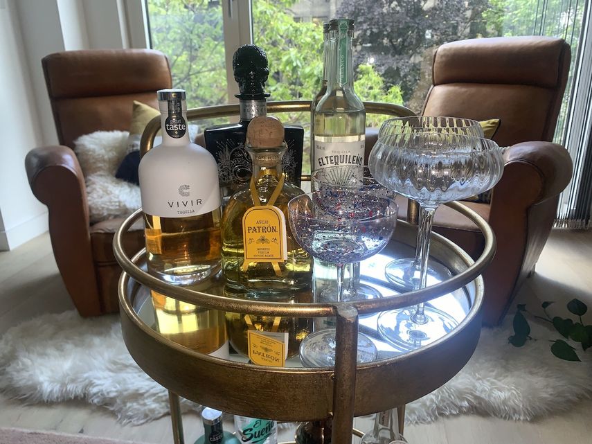 Mesita con una variedad de tequilas fotografiada en Londres el 9 de junio del 2021. Considerada hasta hace poco una bebida para emborracharse, el tequila trata de cambiar su imagen, ofreciendo productos cada vez más refinados.&nbsp;