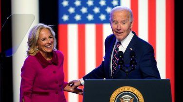 ARCHIVO - El presidente Joe Biden y la primera dama Jill Biden en un escenario luego de un discurso del mandatario en Blue Bell, Pensilvania, el 5 de enero de 2024.