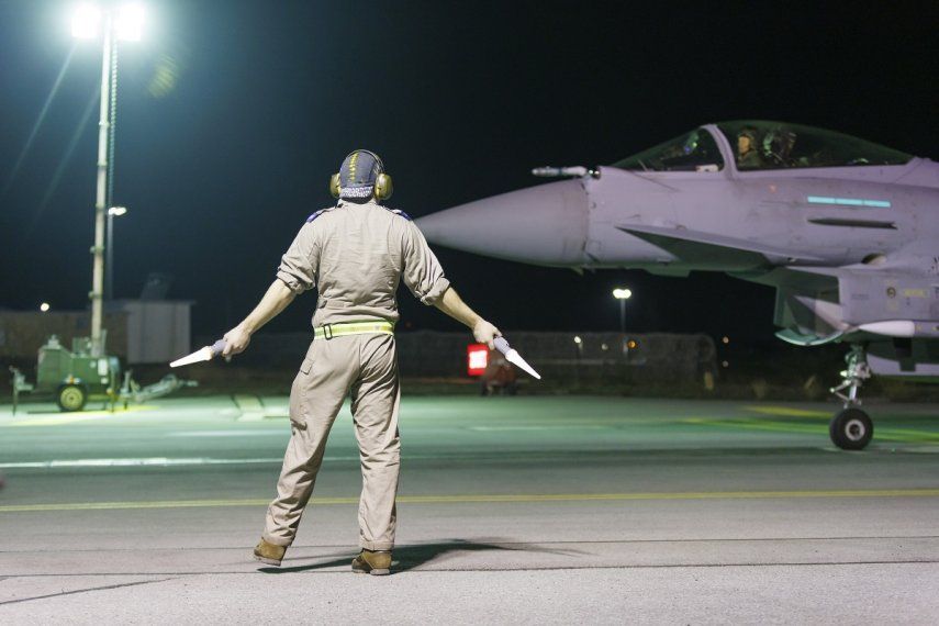 Esta imagen publicada por el Ministerio de Defensa británico el domingo 4 de febrero de 2024 muestra un avión Typhoon FGR4 de la fuerza aérea británica de regreso a la base en Chipre tras ataques contra objetivos hutíes en Yemen.&nbsp;