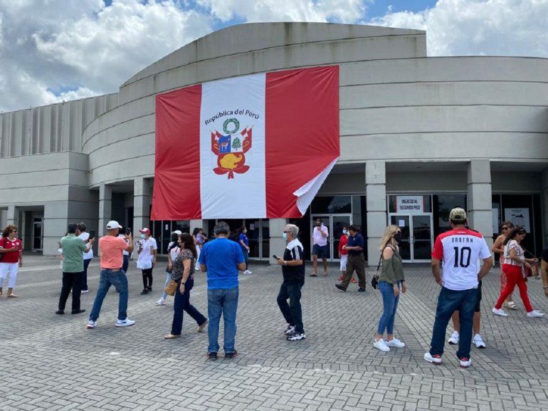 Decenas de peruanos residentes de la Florida acudieron al Double Tree by Hilton Miami Airport Convention para ejercer su derecho al voto. 