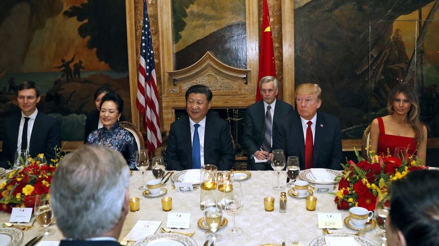 A la cena de gala ofrecida por Donald Trump (2-d) a su homólogo chino, Xi Jinping (c),&nbsp;asistieron dos docenas de invitados sentados en una mesa larga en el club privado Mar-a-Lago, en Palm Beach, Florida.