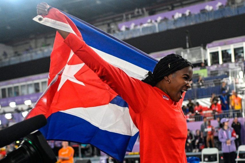 La cubana Leyanis Pérez celebra luego de quedarse con la medalla de oro en el triple salto del Mundial de pista cubierta, el 22 de marzo de 2025.
