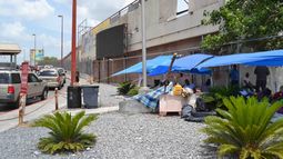 Un grupo de cubanos acampan en la frontera de México y EEUU.