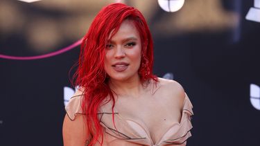 La cantante colombiana Karol G llega a la 23 entrega anual de los premios Latin Grammy en el Michelob Ultra Arena de Mandalay Bay en Las Vegas, Nevada.