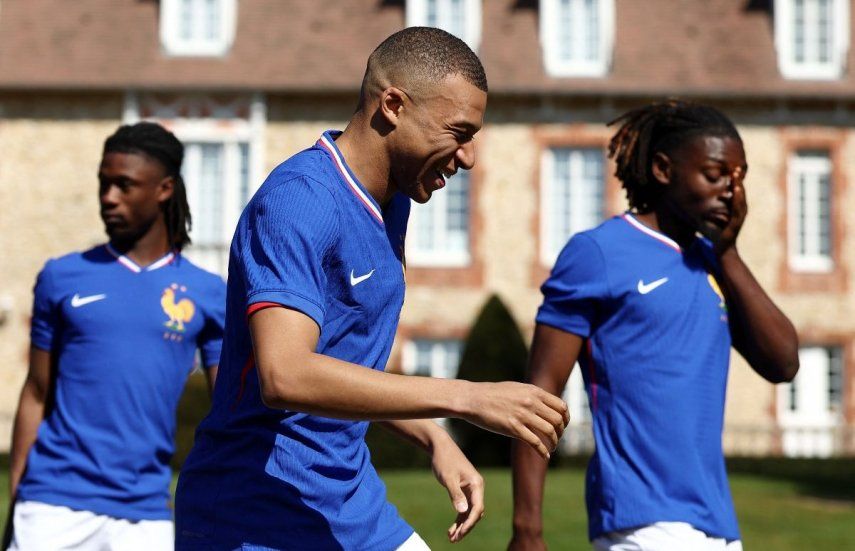 El atacante Kylian Mbappé (centro), de Francia, sonríe durante una sesión de fotos de la selección gala, el 18 de marzo de 2025.&nbsp;
