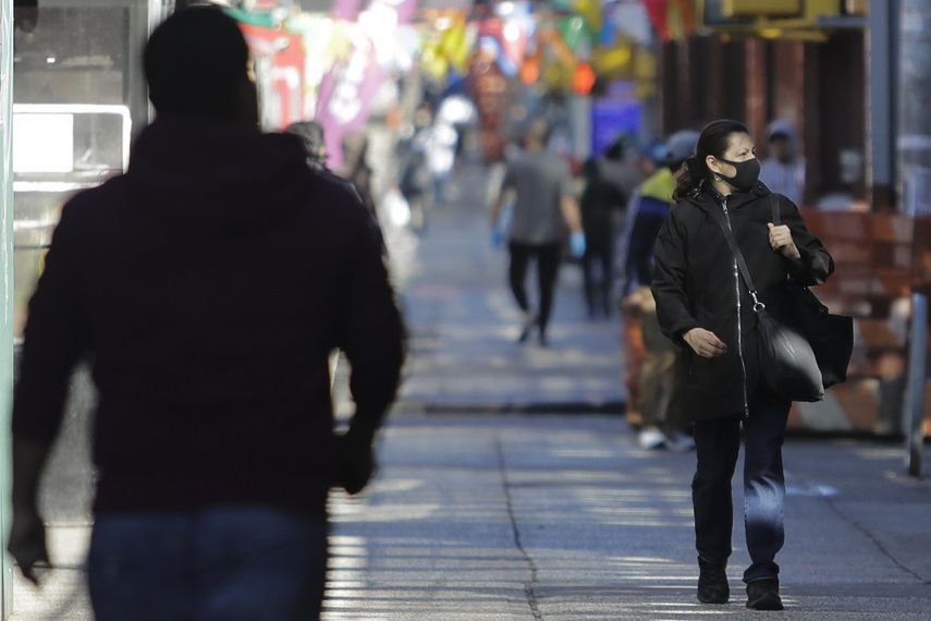 La escena en medio de la lucha contra el coronavirus en la Roosevelt Avenue de la zona de Queens de la Ciudad de Nueva York, 4 de abril del 2020.&nbsp;