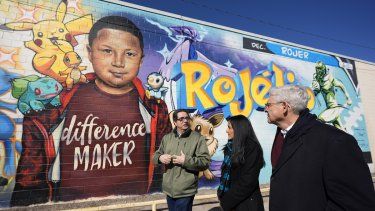 El artista Abel Ortiz, a la izquierda, da al secretario de Justicia Merrick Garland, a la derecha, y la fiscal general adjunta Vanita Gupta, al centro, un recorrido el miércoles 17 de enero de 2024 por los murales en honor de las víctimas del tiroteo en Uvalde, Texas.&nbsp;