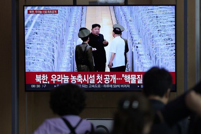 Una pantalla de televisión muestra una imagen del gobernante norcoreano Kim Jong Un durante la transmisión de un noticiero, el viernes 13 de septiembre de 2024, en la estación de trenes de Seúl.&nbsp;