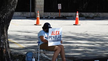 Los voluntarios de los diferentes candidatos muestran los carteles con los nombres durante toda la jornada electoral. 