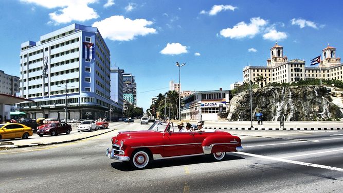 Vista de un auto antiguo en La Habana, Cuba.