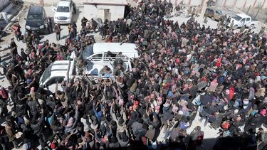 Cientos de civiles esperan a autobuses que los transporten a centros improvisados cercanos, en el área de Housh Nasri, a las afueras de Damasco (Siria).