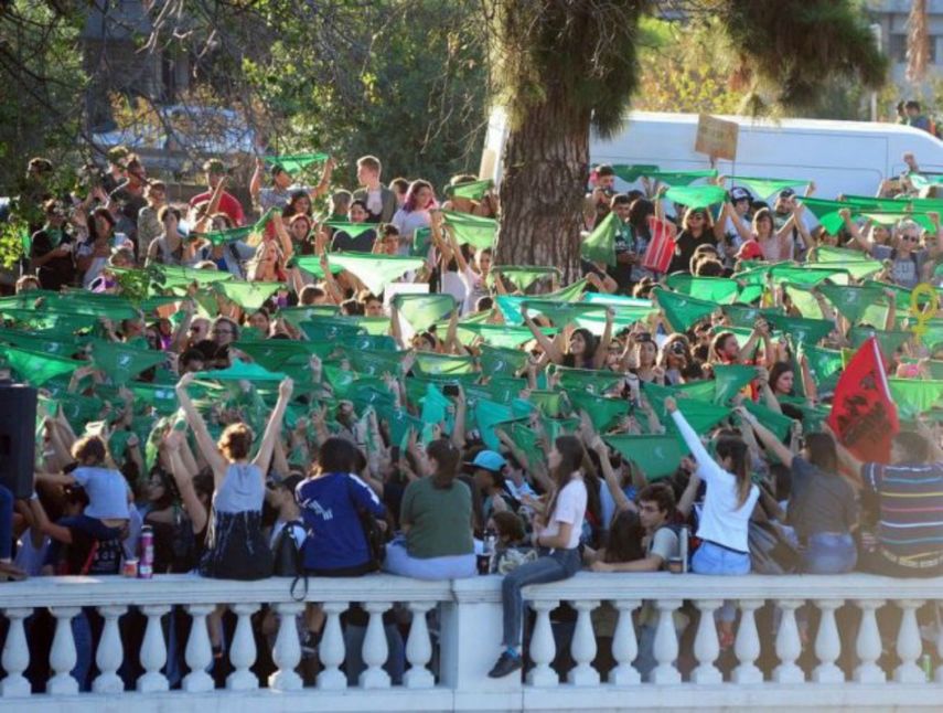 Movimiento de mujeres a favor de la aprobación de la ley que permitiría el aborto en Argentina.&nbsp;