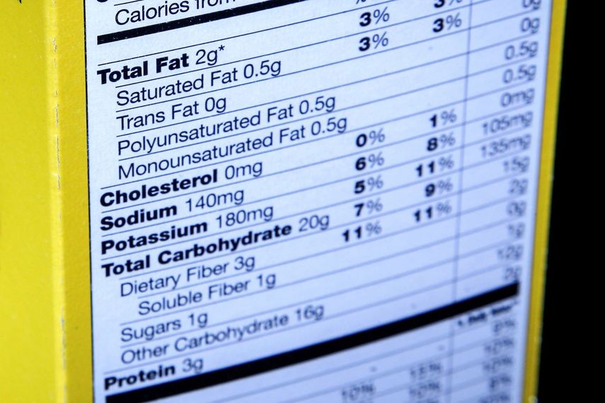 Etiqueta de información nutricional al costado de una caja de cereal, en Washington.