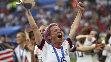 Megan Rapinoe ganó la lucha salarial con la federación de fútbol de los Estados Unidos y poder percibir una remuneración igual tanto hombres como mujeres