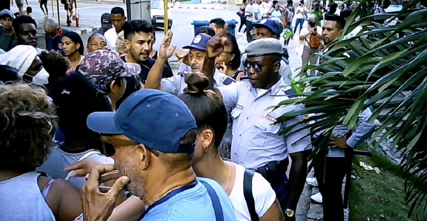 Colas tumultuarias en Cuba para comprar dólares