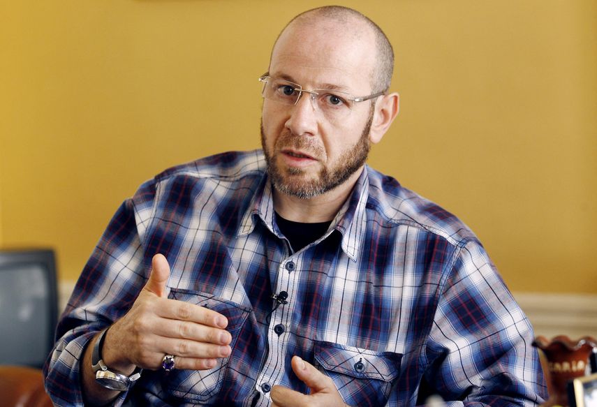 En esta foto de archivo tomada el 23 de mayo de 2011, el exdetenido argelino de la Bahía de Guantánamo, Saber Lahmar, responde durante una entrevista en Burdeos, suroeste de Francia, cuando anunció que demandaría al expresidente estadounidense George W. Bush en los tribunales franceses por su detención como sospechoso.