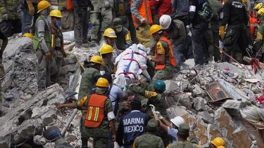 Brigadistas y voluntarios trabajan entre los escombros de los edificios colapsados ayer durante un sismo de magnitud 7,1 en la escala de Richter, hoy miércoles, 20 de septiembre de 2017, en Ciudad de México (México). El número de muertos en el terremoto que sacudió este martes el centro de México aumentó a 225, según el último reporte del coordinador nacional de Protección Civil, Luis Felipe Puente. Al hacer una actualización del balance de víctimas fatales, Puente indicó que 94 de los fallecidos se registraron en la Ciudad de México, 71 en Morelos, 43 en Puebla, 12 en el Estado de México, 4 en Guerrero y 1 en Oaxaca. No obstante, los datos son todavía preliminares, pues en muchos edificios derrumbados continúan las tareas de rescate y se desconoce todavía la cifra de desaparecidos.&nbsp;