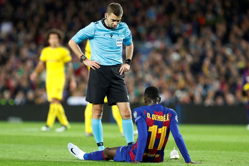 El &aacute;rbitro charla con Ousmane Demb&eacute;l&eacute; del Barcelona tras sufrir una lesi&oacute;n en el partido de la Liga de Campeones contra Borussia Dortmund, el mi&eacute;rcoles 27 de noviembre de 2019