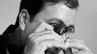 Fernando L. Enríquez examinando una piedra preciosa