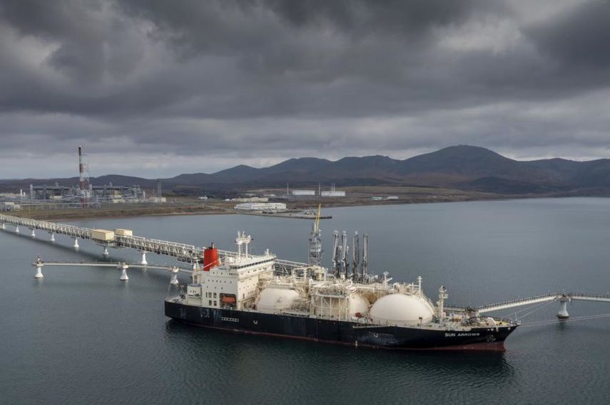 El petrolero Sun Arrows carga gas natural licuado del proyecto Sakhalin-2 en el puerto de Prigorodnoye, Rusia, el viernes 29 de octubre de 2021. Los problemas de gas natural de Europa están lejos de terminar en enero de 2022.