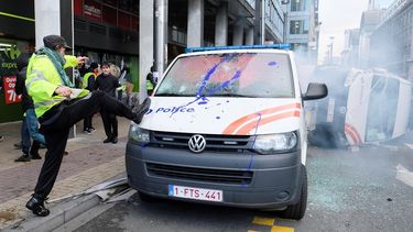 Manifestantes del colectivo chalecos&nbsp;amarillos protestan contra la subida de los impuestos a los carburantes mientras la policía intenta dispersarlos con agua, en Bruselas (Bélgica).&nbsp;