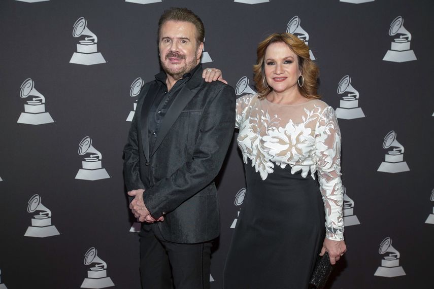 Los hermanos Joaquín y Lucía Galán, de Pimpinela, llegan a la entrega de los premios especiales de los Latin Grammy el 13 de noviembre de 2019 en Las Vegas.